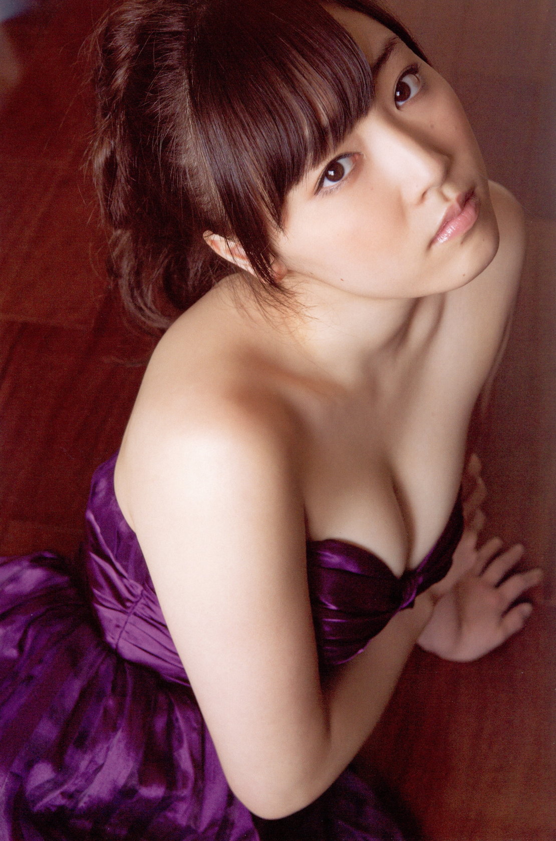 胸を強調して上目使いする譜久村聖の画像♪