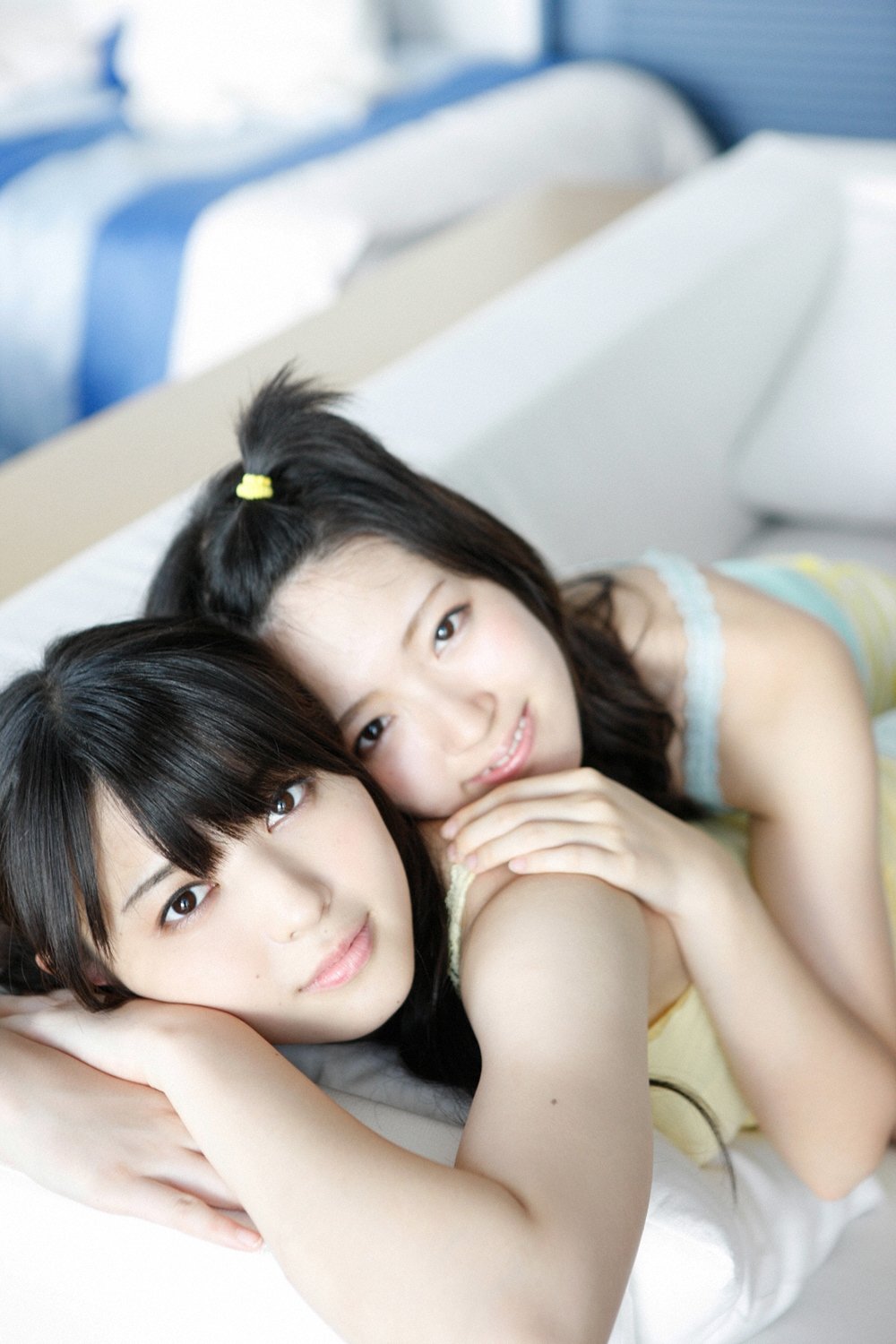 Корейские парочки в кровати. Мужики две азиатки. Корейцы в нижнем белье. Мужики две азиатки. Азиатские девушки.