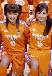 
Ishikawa Rika,


Fujimoto Miki,


Gatas Brilhantes H.P.,

