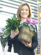 
Yoshizawa Hitomi,

