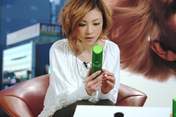 
Yoshizawa Hitomi,

