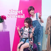 
Tanaka Reina,


Yoshizawa Hitomi,

