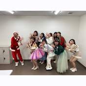 
ANGERME,


Hashisako Rin,


Ise Reira,


Kamikokuryou Moe,


Kawamura Ayano,


Sasaki Rikako,


Takeuchi Akari,


Tamenaga Shion,

